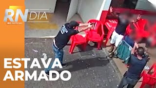 Homem tenta sacar arma durante abordagem policial [upl. by Ahsinroc]