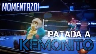 MOMENTAZO Kemonito pateado en el CMLL [upl. by Cassiani]