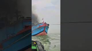 2 LARGE CONTAINER SHIPS WITH FUUL LOADS PULLED 2 SHIPSkapalkapalanshipshortsboatboatingfyp [upl. by Kcirdde]