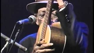 Compay Segundo y sus Muchachos  Beso discreto  Heineken Concerts 1999 [upl. by Sordnaxela]