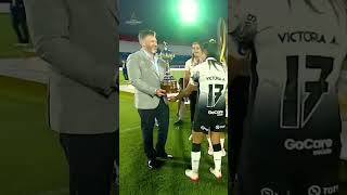 PRESIDENTE ALEJANDRO DOMÍNGUEZ ENTREGA A TAÇA DA CONMEBOL LIBERTADORES 2024 AO CORINTHIANS [upl. by Assirahs]