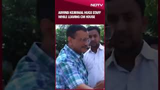 Arvind Kejriwal News  Arvind Kejriwal Hugs Staffers While Vacating CMs Residence Along With Family [upl. by Fry]