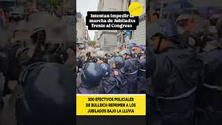 300 efectivos policiales para reprimir a un grupo de jubilados abajo de la lluvia bullrich [upl. by Nickles]