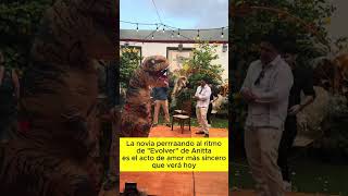 Una boda inolvidable La novia se disfraza de dinosaurio para sorprender a su esposo 🦖❤️ [upl. by Gnehs]