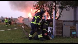 Kraftig brand vid villa utanför Kristianstad – risk att den sprider sig [upl. by Akenit]