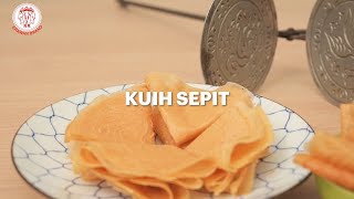 Kuih Kapit aka Kuih Sepit  Recepi Love Letter Biscuits  传统炭烤鸡蛋卷 [upl. by Anoet696]