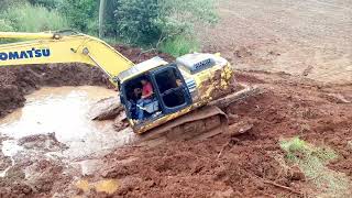 Escavadeira KOMATSU atolada KOMATSU hydraulic excavator stranded in the swamp [upl. by Birck890]