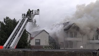 Brand am Reihenhaus in Hagen greift auf Nachbarhaus über [upl. by Bahe]