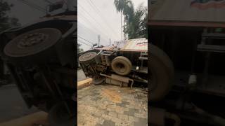 നിന്ന നിൽപ്പിൽ മറിഞ്ഞ ലോറി shortsfeed lorry vehicleaccident entertainment raodaccident [upl. by Anyd]