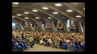 Chants de Lourdes quotpeuples de dieu cité de lEmmanuelquot [upl. by Imoyik]