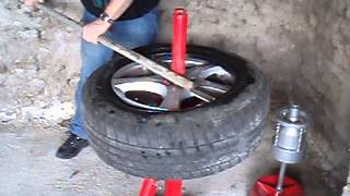 Démonte pneu manuel manual tire changer Vidéo 1 [upl. by Zita]