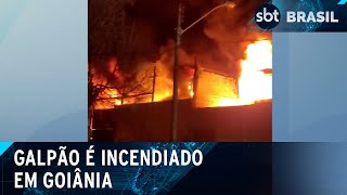 Incêndio atinge galpão de reformadora de ônibus em Goiânia  SBT Brasil 140624 [upl. by Anialam]