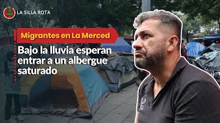 Migrantes en La Merced Bajo la lluvia esperan entrar a un albergue saturado [upl. by Ahsaeyt]