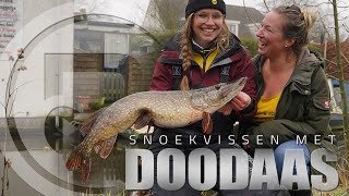 Snoekvissen met DOODAAS  Nathalie van den Berg  Sanne Wolffenbuttel  Raven Hengelsport [upl. by Bathsheb]