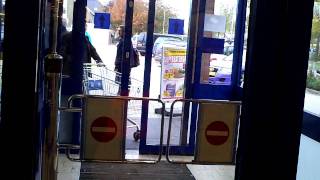 2 automatic doors amp an automatic gate  The entrance of Lidl in Andijk [upl. by Nairret322]