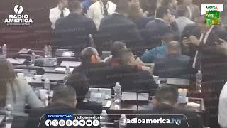 Sergio Castellanos llega al CN con orejeras para no escuchar las protestas de diputados opositores [upl. by Abbotsen]