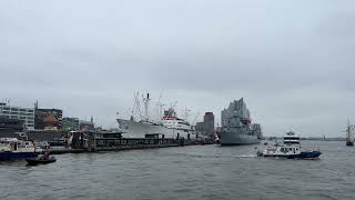 Hamburger Hafen Fahrt mit HADAGFähre von den Landungsbrücken zur Elbphilharmonie [upl. by Elleret]