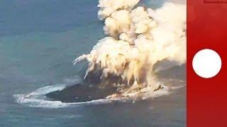 Au Japon une nouvelle île se créée après une éruption volcanique [upl. by Annaujat98]