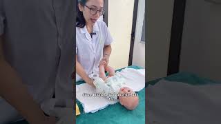 Hướng dẫn cách thay tã và bôi kem hăm cho trẻ sơ sinh [upl. by Marela]