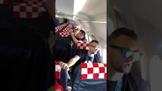 Vatreni pjevaju Thompsona u avionu dok putuju [upl. by Darill]