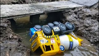 Kecelakaan Mobil Molen Jatuh ke Sungai Tersenggol Mobil Molen [upl. by Alicsirp]