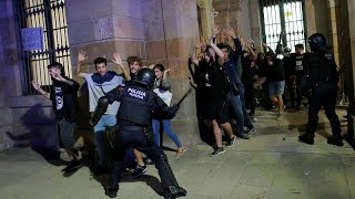 Aniversario del 1O Los Mossos cargan para evitar la toma del Parlament [upl. by Anirtek837]