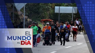 El Mundo al Día  Caravana multitudinaria de migrantes se reagrupa en México [upl. by Ynnaej]