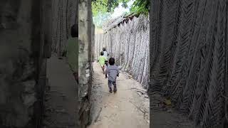 Yanick Folly joue avec les enfants dans le village de Hêvê [upl. by Nomde]