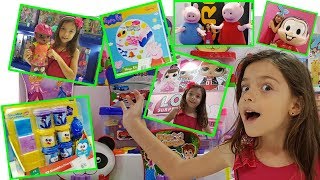 PROCURANDO BRINQUEDOS NOVOS NA ABRIN 2018  Galinha Pintadinha Massinha Peppa Pig  Pig Boss Toy [upl. by Irneh336]