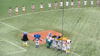 2011年オールスター第2戦 手をつなぐ相手がいないドアラ [upl. by Nosnirb838]