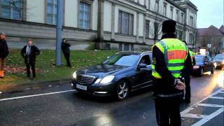 Demonstranten blockieren Autos vor Wagenburgtunnel Polizei schaut zu [upl. by Averell]