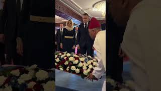 Visite d’État d’Emmanuel Macron au Maroc  moment de recueillement au Mausolée Mohammed V [upl. by Teleya]