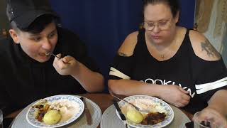 Mukbang  Morotsbiffar med yougurthsås och potatis och vitkålssallad [upl. by Blockus740]