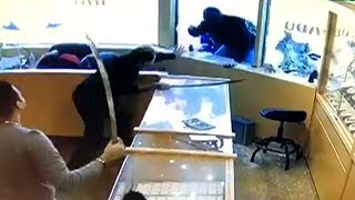 Store employees fend off wouldbethieves using swords [upl. by Aiak]