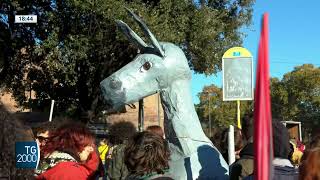 Sciopero e studenti in piazza in Italia Cortei vernice e cariche della polizia [upl. by Georgy]