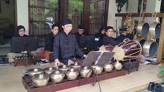 Bengawan Solo karya Gesang Martohartono  Gamelan Sang Saptaswara [upl. by Hallie]