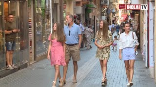 Así los reyes de españa sorprendieron a los vecinos de Palma de Mallorca  ¡HOLA TV [upl. by Kalie]