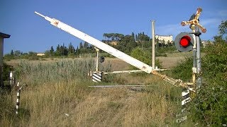 Spoorwegovergang Poggibonsi I  Railroad crossing  Passaggio a livello [upl. by Refinnaej]