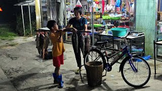 Bacs survival skills using bicycles to move on the road use many small bamboos for fishing [upl. by Ahsikyw]