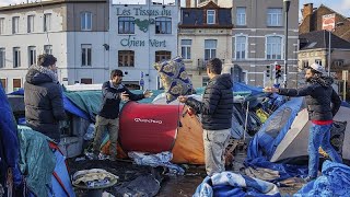 Militants et migrants se mobilisent contre la décision du gouvernement belge en matière dasile [upl. by Adyahs]