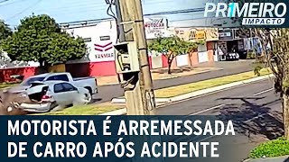 Motorista é arremessada do veículo pelo portamalas após forte colisão  Primeiro Impacto 010623 [upl. by Aihpos901]