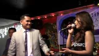 So Sopheak and Sopheak are singing Khmer Saravan song quotOan Ram Som Tayquot in San Diego CA [upl. by Neau258]