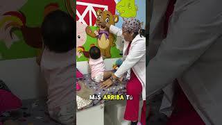 Tip para estimular que tu bebé se pare solito bebe pediatra estimulacion niños bebes [upl. by Oraneg752]