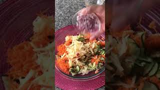 Salada de Repolho e Cenoura com Pepino shortsvideo [upl. by Ladonna]