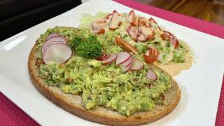 Guacamole auf geröstetem Brot [upl. by Ahtinak]