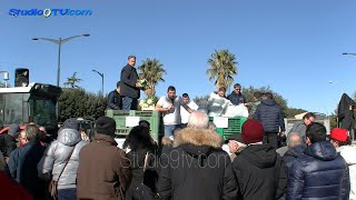 Agricoltori in piazza spiegano le ragioni della protesta [upl. by Lzeil]