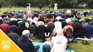 Zuckerfest in Düsseldorf 300 Muslime beten im Volksgarten [upl. by Clevey]