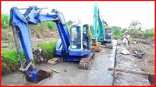 Recovery Stuck Komatsu Mini Excavator 75uu with Kobelco SK200 [upl. by Ecilayram]