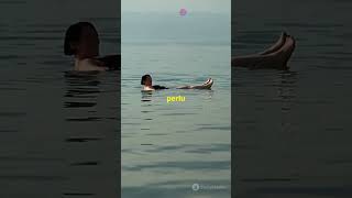 Mengapung di Laut Mati Tanpa Berenang factshorts fisikaasik dailyphysics scientist space [upl. by Suelo376]