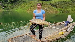 The girl spread a net on the water overnight to catch giant carp survival life [upl. by Laehcar]